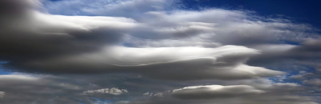 A large spearhead cloud formation panoramic shot