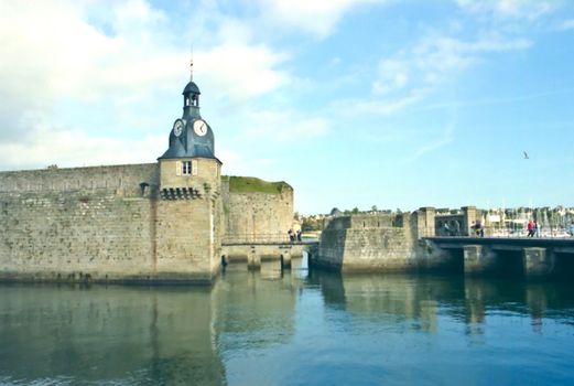 The region of Bretagne is made up of 80% of the former duchy and province of Brittany. The remaining 20% of Brittany is the Loire-Atlantique department which lies inside the Pays-de-la-Loire region, with its capital Nantes, which was the historical capital of the duchy of Brittany.