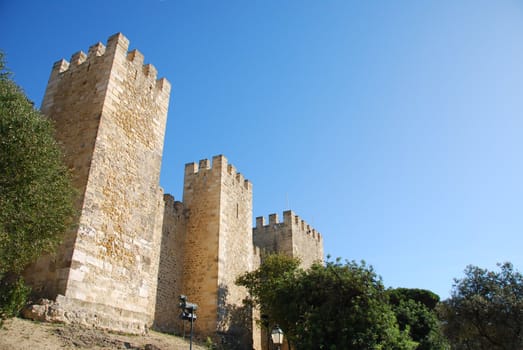 famous castle in Lisbon built on the II Century BC