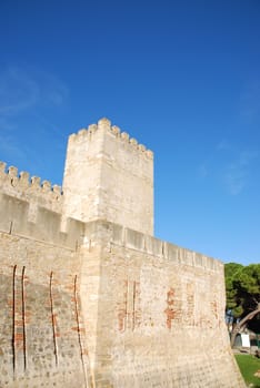 famous castle in Lisbon built on the II Century BC