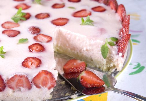 strawberry cream cake with yoghurt and lemon-balm 