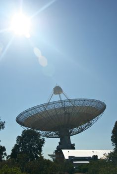 the huge satellite dish that is the receiver for parkes radio telescope