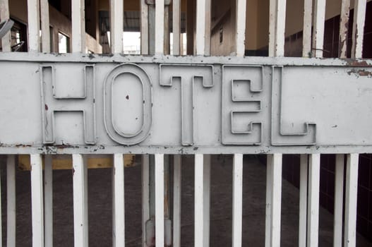 a picture of an old hotel sign symbol