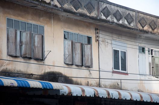 a picture of an old house's windows