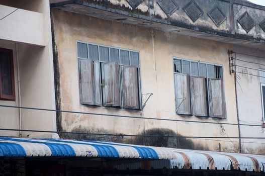 a picture of a old house's windows