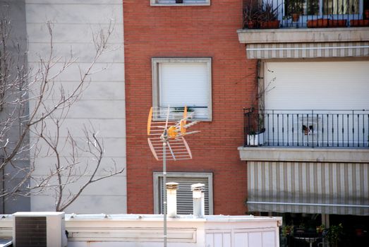 pictures of antennas on top of buildings for tv and radio reception