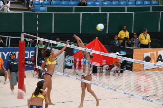 Renata smatch a Talita's setting on semifinals of the SWATCH FIVB Beach Volley World Tour 2008, at Barcelona. Match against greek team Karantasiou-Arvaniti.