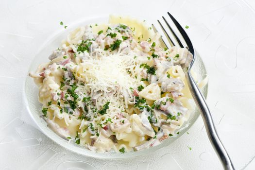 pasta with ham and champignons on white wine