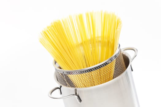 spaghetti in pot