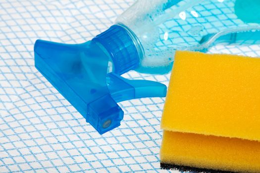 yellow sponge and blue spray bottle