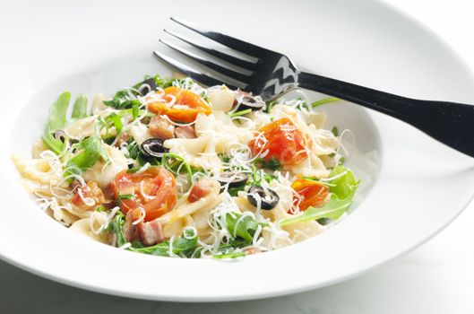pasta farfalle with Parma ham and cherry tomatoes