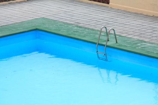 A ladder on the side of a swimming pool