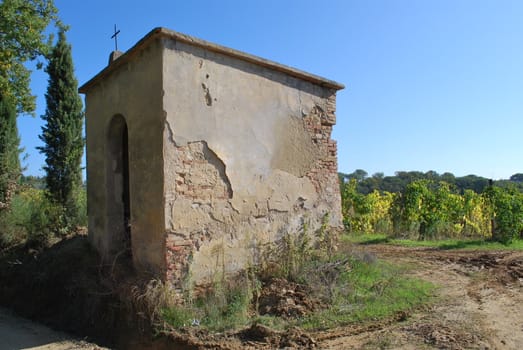 Linari is a "ghost village" in tuscan country rounded by hillsand vineyards