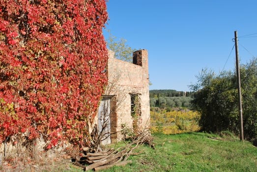 Linari is a "ghost village" in tuscan country rounded by hillsand vineyards