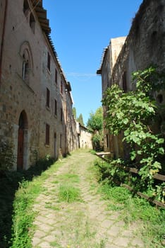 Linari is a "ghost village" in tuscan country rounded by hillsand vineyards