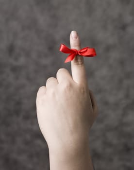 Red string around the finger as a reminder