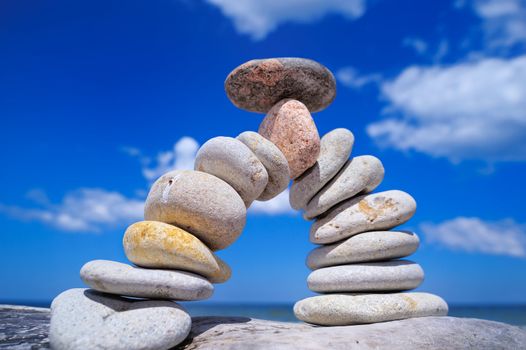 Pebble in the center of the bending of the arc