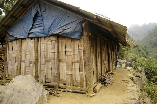 Les maisons de l’ethnie Hmong sont de structure bois .Des piliers faits d’un tronc d’arbre sont reliés entre eux par des poutres transversales par une connexion en queue d’aronde .Elle est constituée d’une pièce unique dans la quelle un espace est clos d’une cloison de bambou .C’est la chambre des parents .Les murs extérieurs sont fait de bambous éclatés et tressés ,quelque fois enduits de terre .