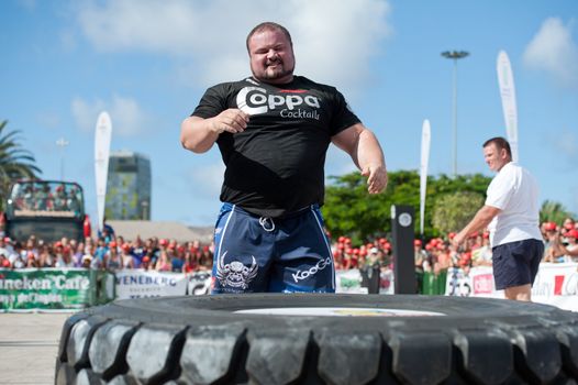 CANARY ISLANDS - SEPTEMBER 03: Warrick Brant (l) from Australia during Strongman Champions League in Las Palmas September 03, 2011 in Canary Islands, Spain