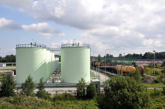 Station of swapping of fuel from railway tanks in storehouse