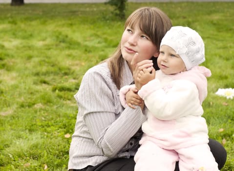 The portrait of the baby and mother in the park