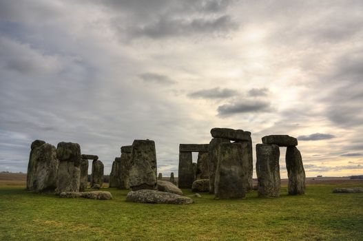 A view of stonehenge in a cloudy afternoon