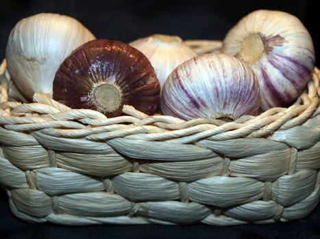 garlic in the little basket