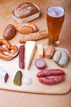 sausages, bread and a wheat beer on oak