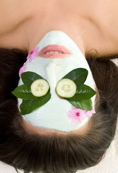 Green tea and cucumber mask facial treatment that promotes vibrant, youthful and healthy looking skin. During the application process, intense moisture and essential antioxidants penetrate the skin.