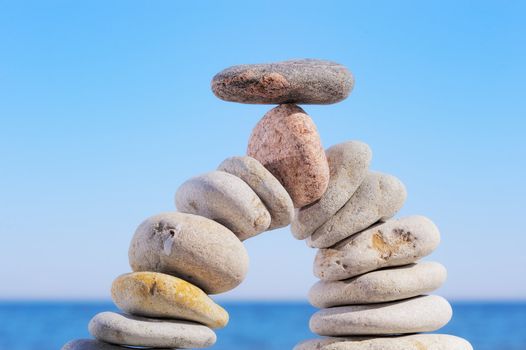 flat pebble in the center of the bending of the arc