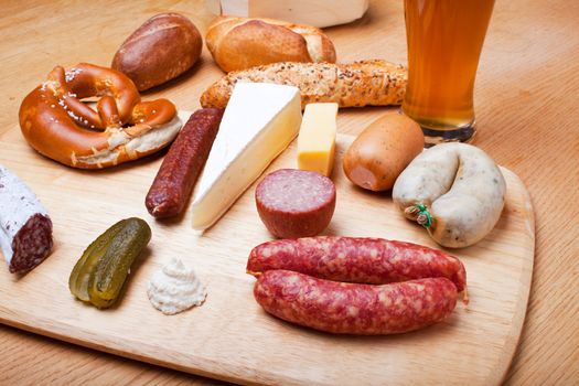 sausages, bread and a wheat beer on oak