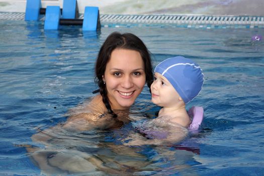 Mum with the kid bathe in pool
