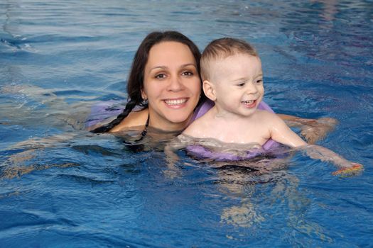 Mum with the kid bathe in pool
