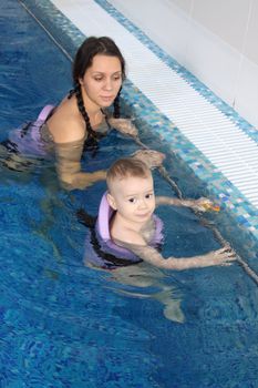 Mum with the kid bathe in pool
