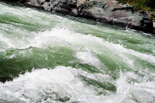 Green water and wave in a cascade
