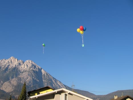 Balloon pull with a card over the sky