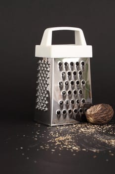 nutmeg and nutmeng grater