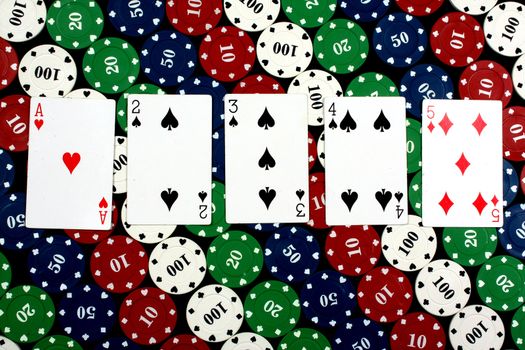 A winning hand called 'Straight' in a poker game, on a background of colorful gambling chips.