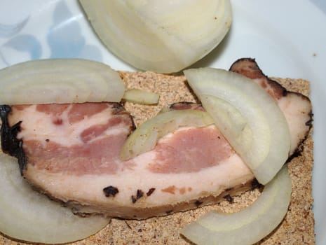 Unhealthly bacon on heathly knackebrot with heathly onion
