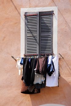washed clothes to dry on the closed window