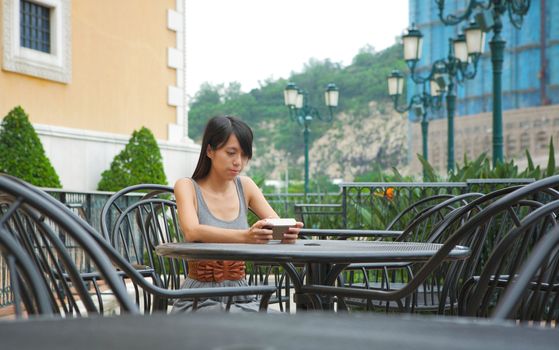 girl using pmp in cafe
