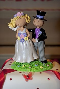 bride and groom figures on wedding cake