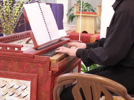 hands playing a baroque virginal haprsichord