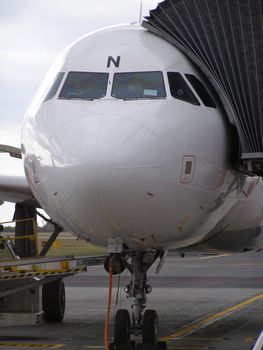 airplane at the gate waiting for people to board or unboard