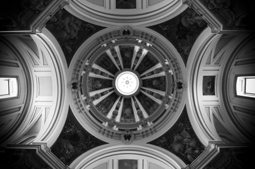 A simmetrical view of a dome of a spanish cathedral