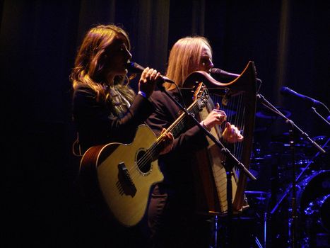 FLORENCE, SEPTEMBER 1ST: the Webb Sisters, backing vocals for Leonard Cohen during his latest world tour (2008-2010), perform Cohen's "If it be your will" in Florence, piazza Santa Croce on September 1st, 2010.