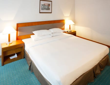 Double bed in a confortable hotel room