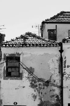 View of some abandoned and old houses on a city.