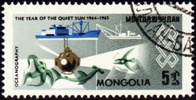 MONGOLIA - CIRCA 1965: stamp printed in Mongolia, shows research ship and bathysphere, devoted to the study of the global ocean, series "The year of quiet Sun", circa 1965