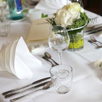 elegant table decoration with flowers